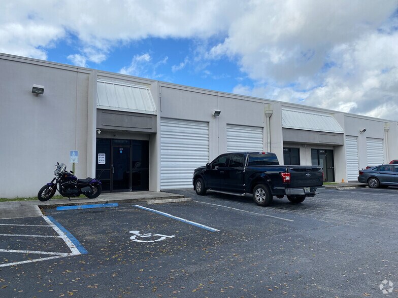 4111 SW 47th Ave, Davie, FL à louer - Photo de l’immeuble – Image 2 sur 2