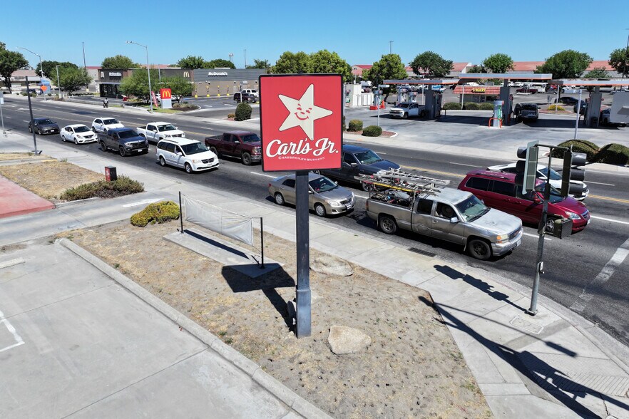 15005 W Whitesbridge Ave, Kerman, CA à louer - Photo de l’immeuble – Image 2 sur 5