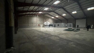 Local d’activités dans Coignières à louer Photo de l’immeuble– Image 2 sur 3