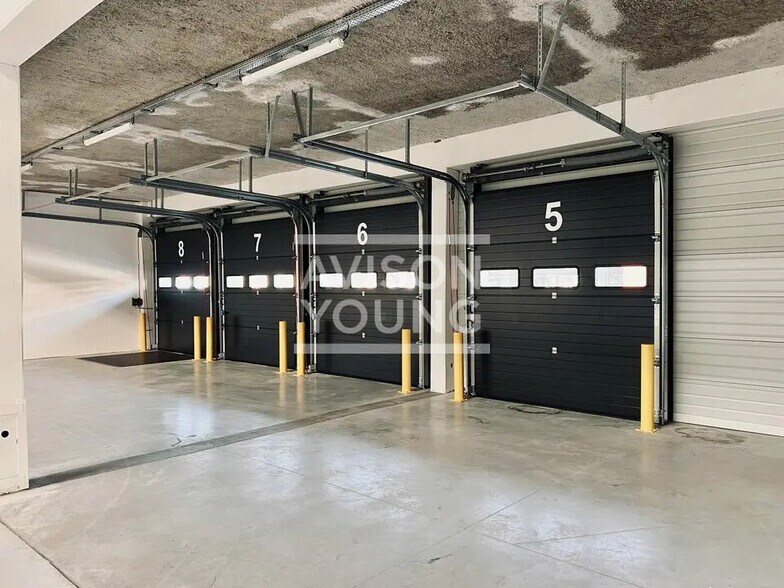 Local d’activités dans Aulnay-sous-Bois à louer - Photo de l’immeuble – Image 1 sur 14