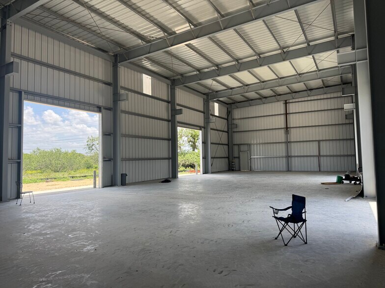 14018 Old Corpus Christi rd, Elmendorf, TX à louer - Photo de l’immeuble – Image 3 sur 3