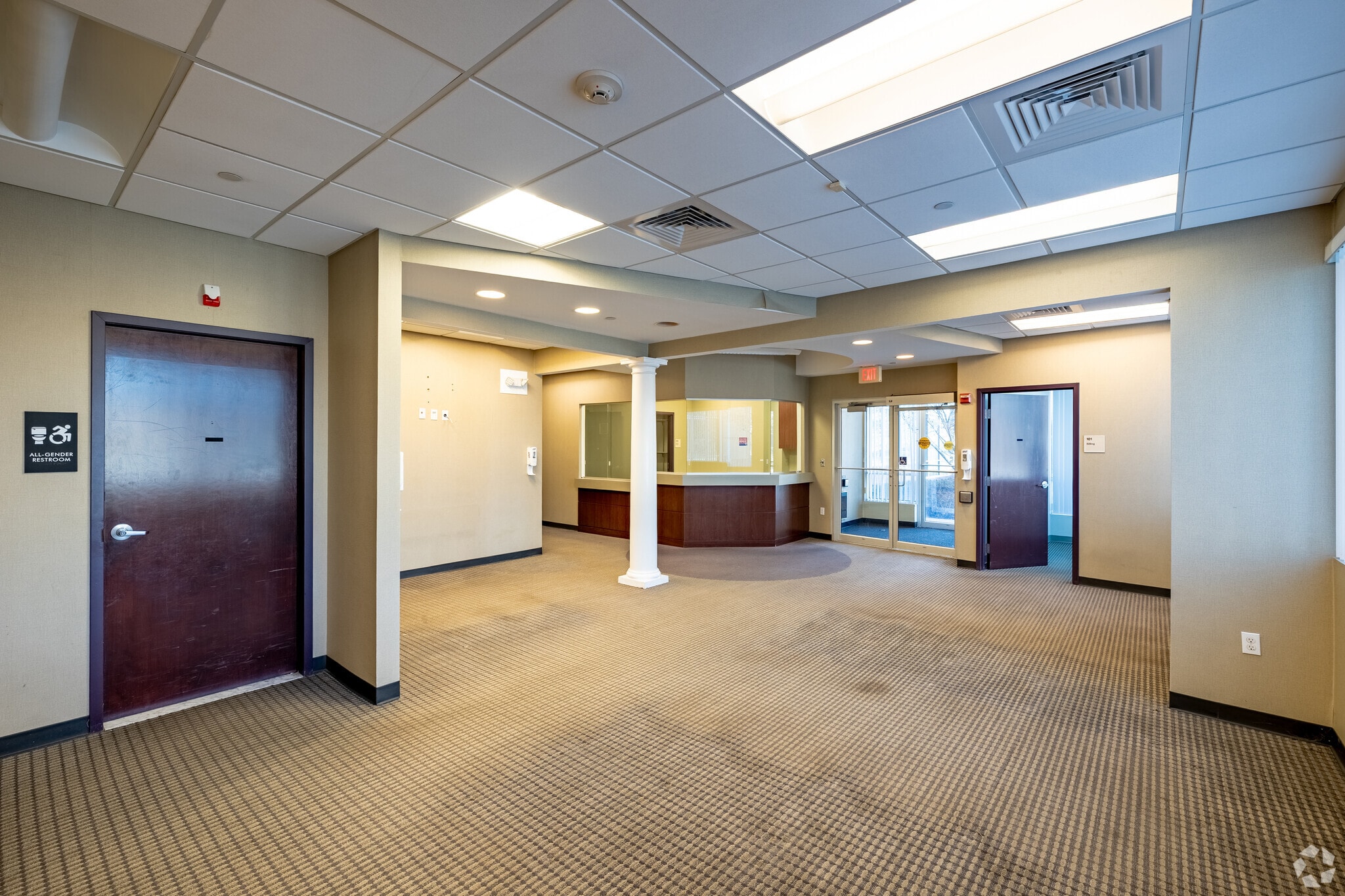 205 Belle Mead Rd, South Setauket, NY à louer Hall d’entrée– Image 1 sur 30