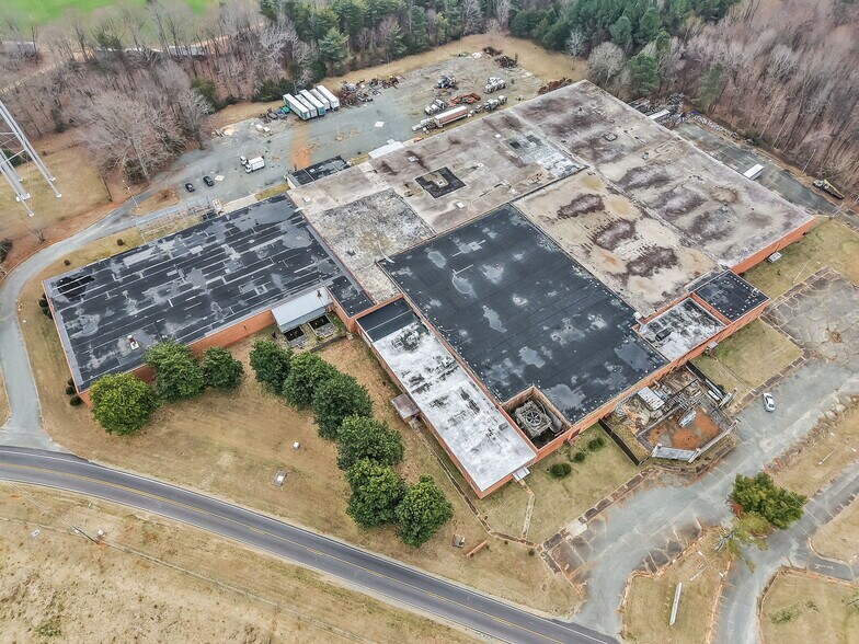 1000 E Butler Ave, Liberty, NC à vendre - Photo de l’immeuble – Image 3 sur 48
