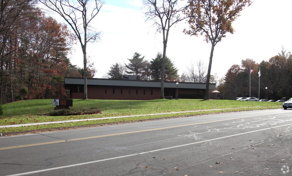 40 Darling Dr, Avon, CT à louer - Photo de l’immeuble – Image 3 sur 3