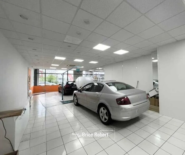 Local commercial dans Décines-Charpieu à louer - Photo intérieure – Image 3 sur 15