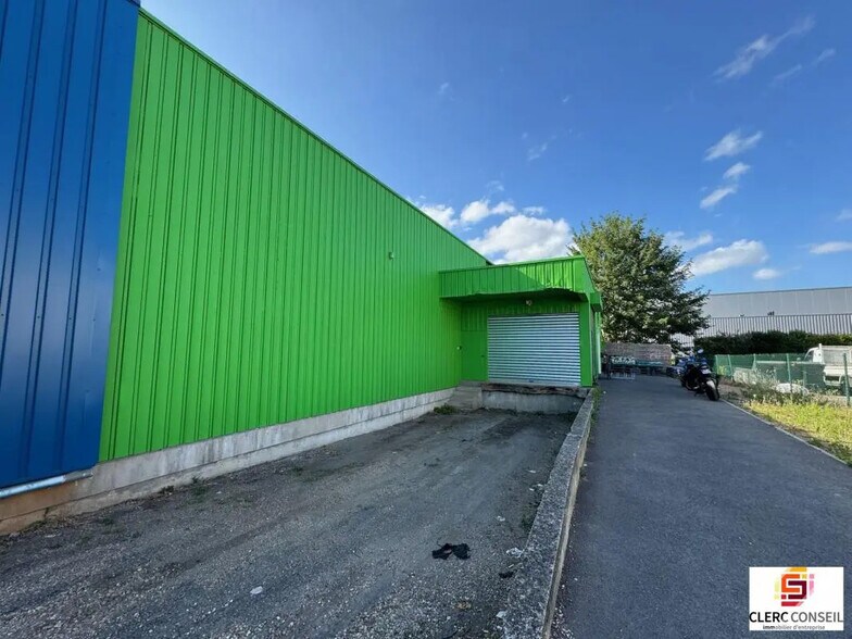 Local d’activités dans Val-de-Reuil à louer - Photo de l’immeuble – Image 1 sur 8