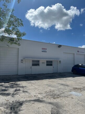 Plus de détails pour 5764-5806 Commerce Ln, South Miami, FL - Local d'activités à louer