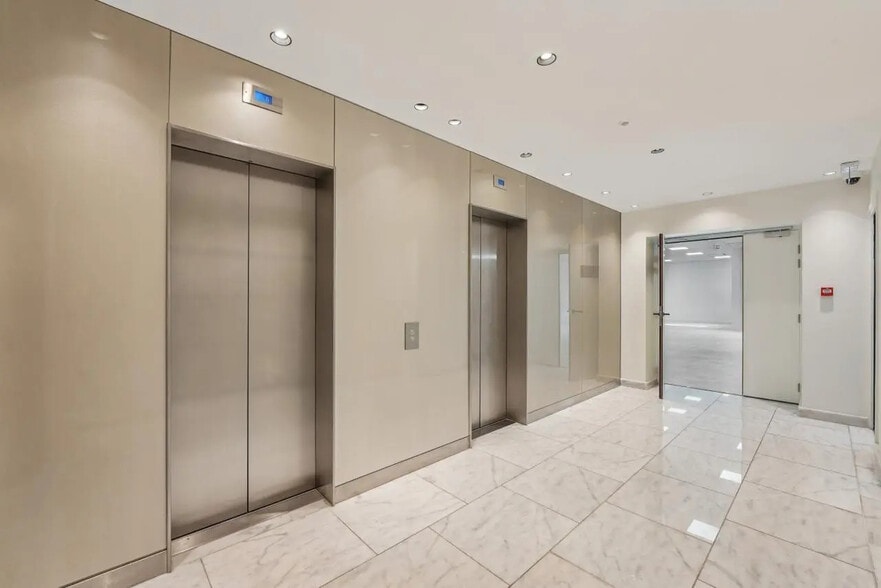 37-39 Rue De Surène, Paris à louer - Photo de l’immeuble – Image 3 sur 17