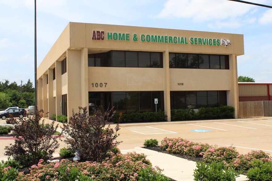 1007-1009 N Earl Rudder Fwy, Bryan, TX à louer - Photo de l’immeuble – Image 1 sur 3