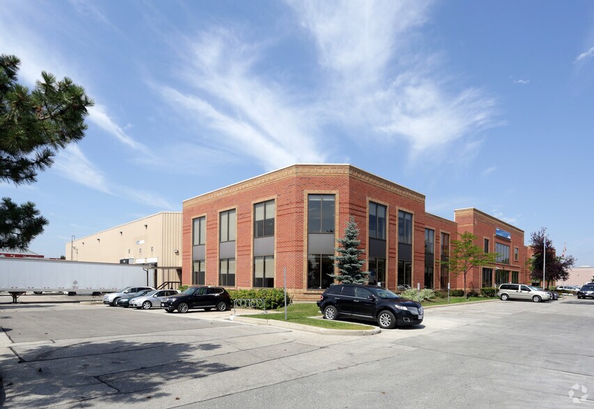 5860 Chedworth Way, Mississauga, ON à louer - Photo de l’immeuble – Image 1 sur 4