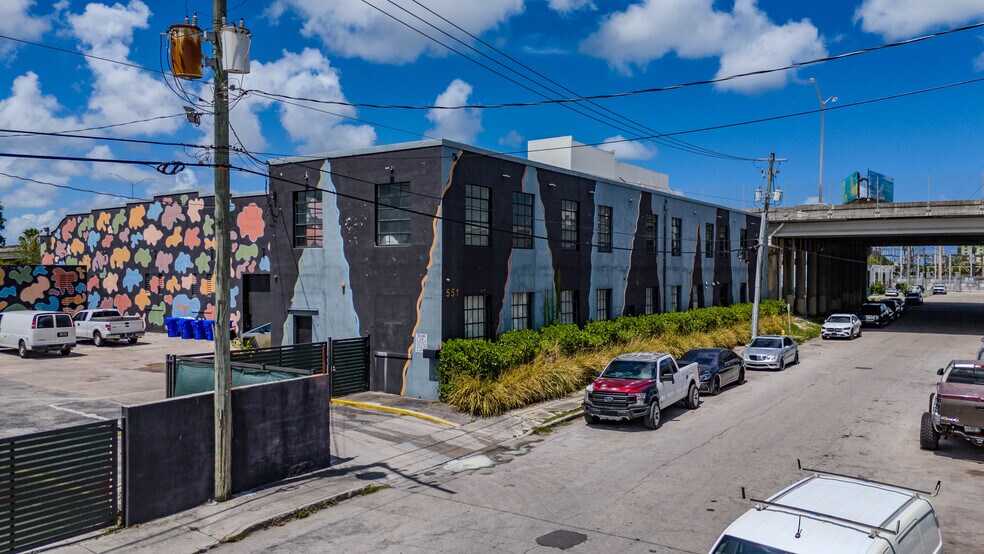 551 NW 72nd St, Miami, FL à louer - Photo de l’immeuble – Image 2 sur 11