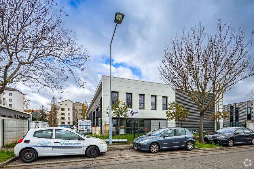 Local d'activités dans Vénissieux à vendre - Photo de l’immeuble – Image 2 sur 2