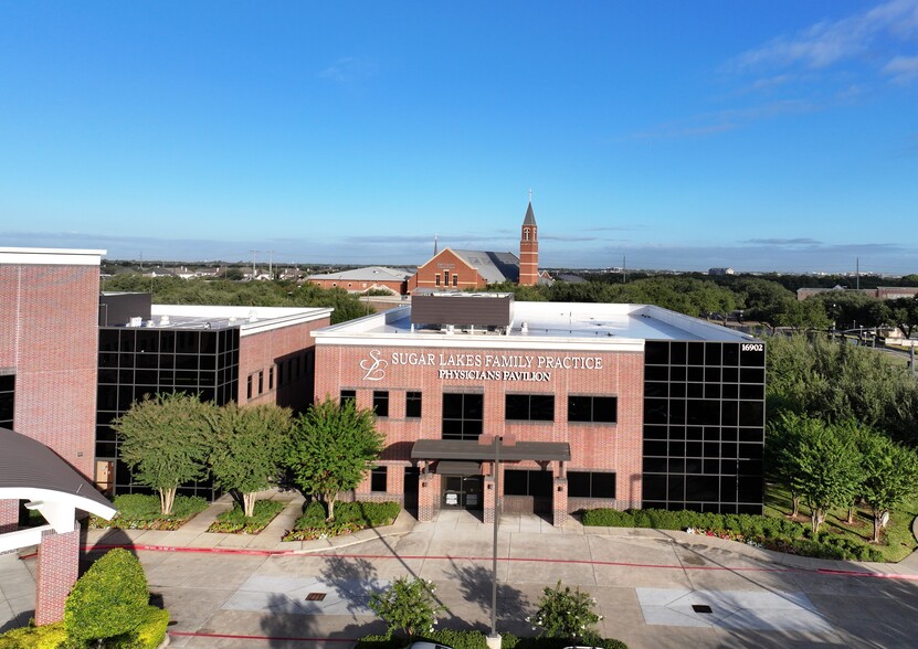 16902 Southwest Fwy, Sugar Land, TX à louer - Photo de l’immeuble – Image 1 sur 13