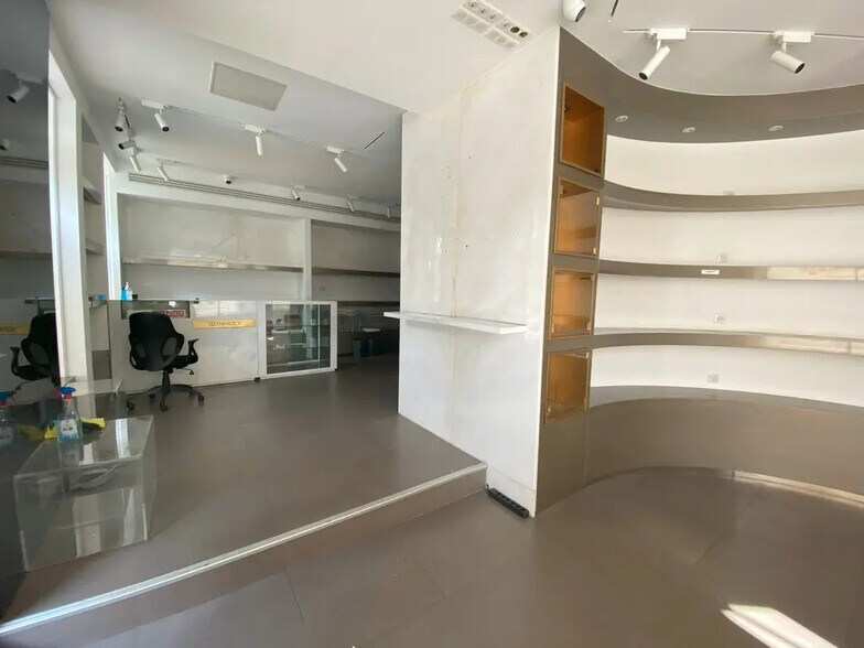 Local commercial dans Paris à louer - Photo de l’immeuble – Image 3 sur 4