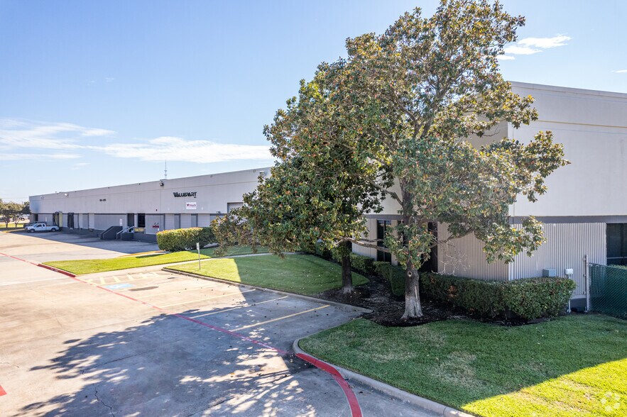 9804-9850 Chartwell Dr, Dallas, TX à louer - Photo principale – Image 1 sur 8
