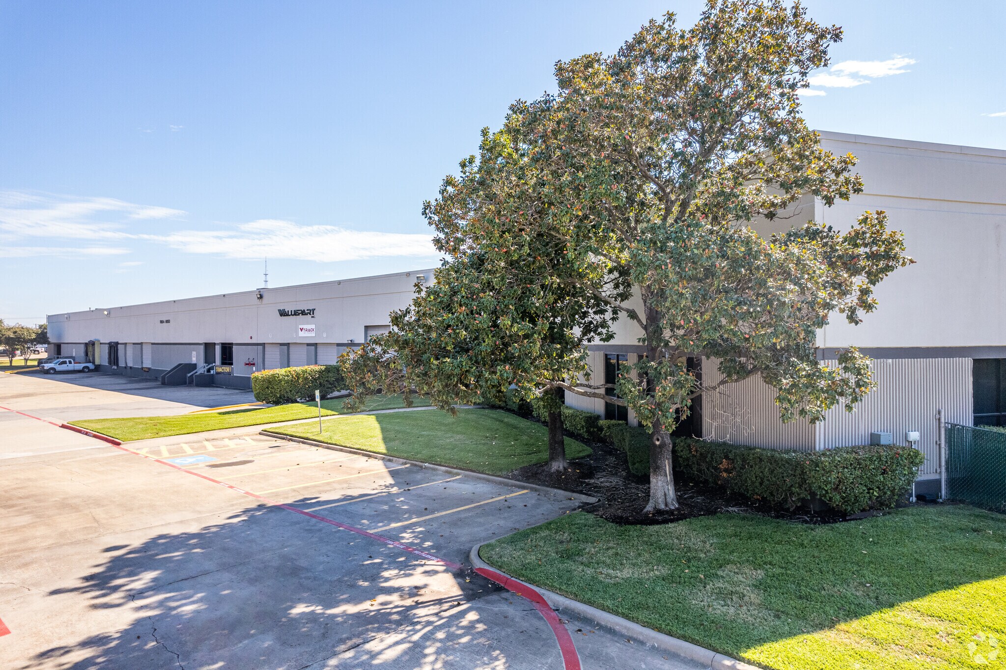 9804-9850 Chartwell Dr, Dallas, TX à louer Photo principale– Image 1 sur 9