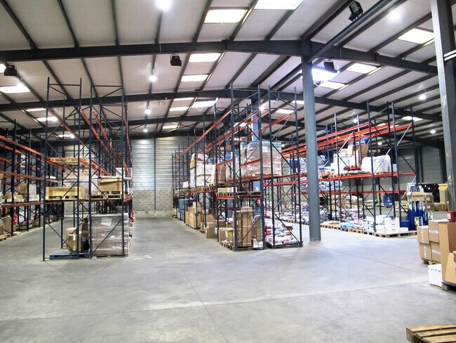 Plus de détails pour Local d'activités à louer