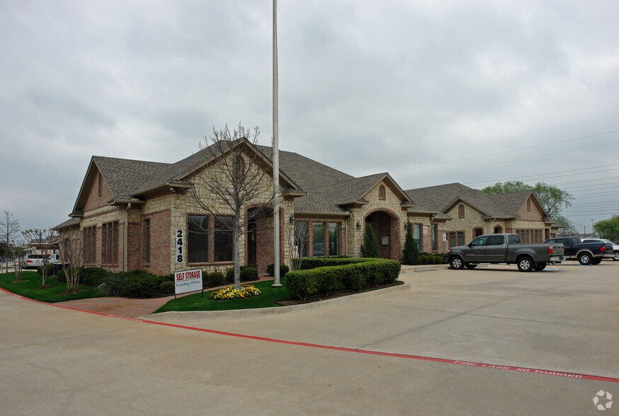 2418 Marsh Ln, Carrollton, TX à louer - Photo de l’immeuble – Image 3 sur 17