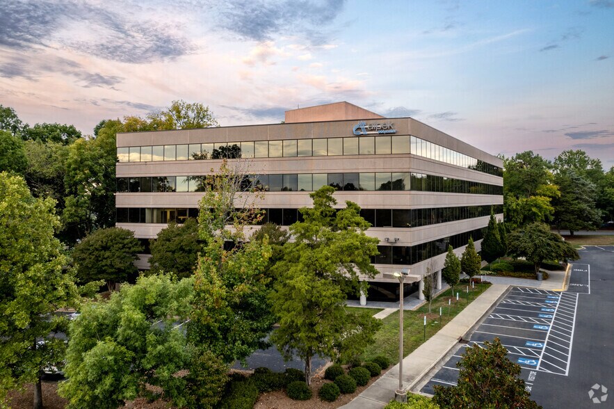 7621 Little Ave, Charlotte, NC à louer - Photo de l’immeuble – Image 2 sur 9