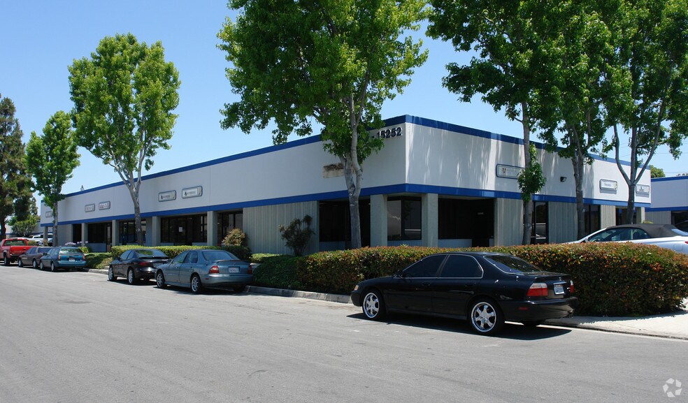 15231-15249 Springdale St, Huntington Beach, CA à louer - Photo principale – Image 3 sur 4