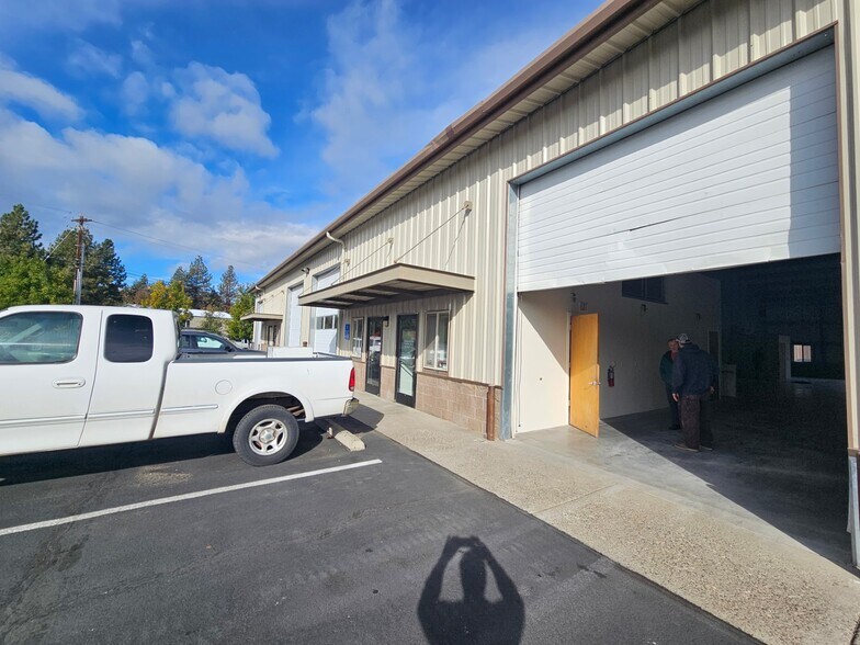 840 SE Woodland Blvd, Bend, OR à louer - Photo de l’immeuble – Image 3 sur 8