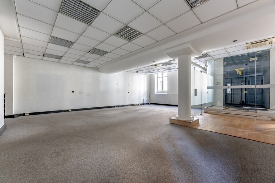 15 Rue Lord Byron, Paris à vendre - Photo de l’immeuble – Image 2 sur 16