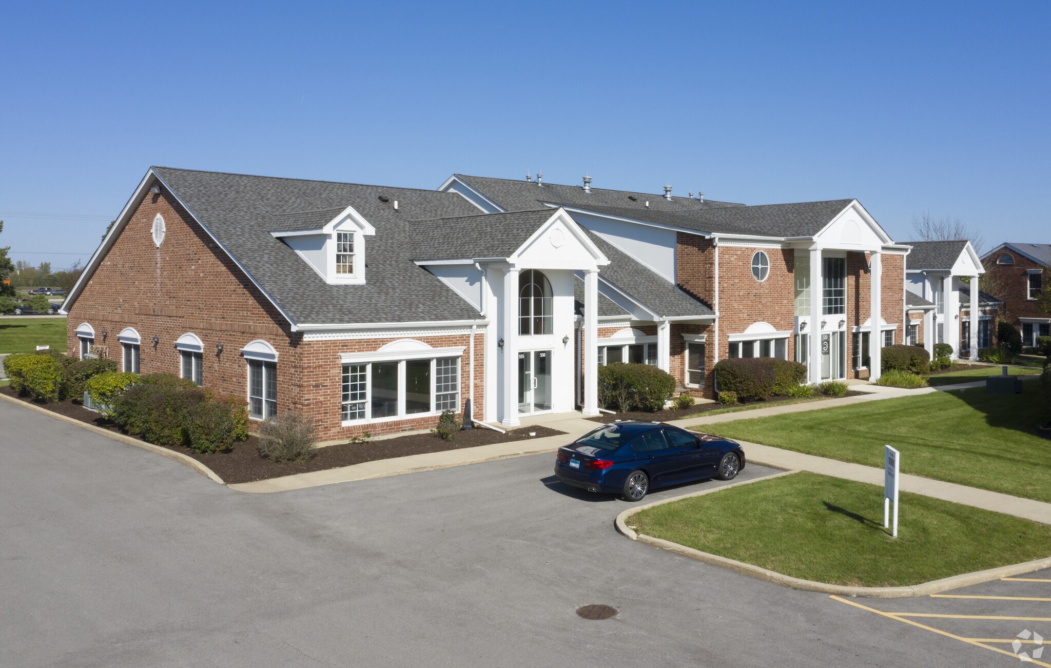 33 W Higgins Rd, South Barrington, IL à louer Photo principale– Image 1 sur 10