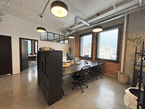 407 Boul Saint-Laurent, Montréal, QC à louer Photo de l’immeuble– Image 1 sur 16