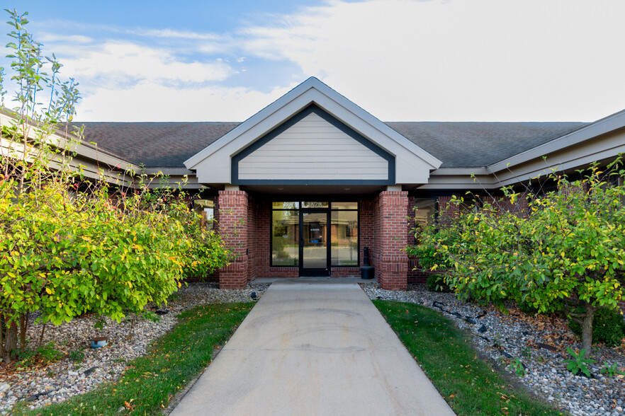 1675 Watertower Pl, East Lansing, MI à louer - Photo de l’immeuble – Image 2 sur 4