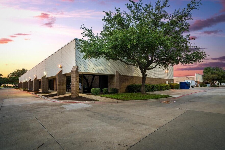 1313 Valwood Pky, Carrollton, TX à louer - Photo de l’immeuble – Image 1 sur 10