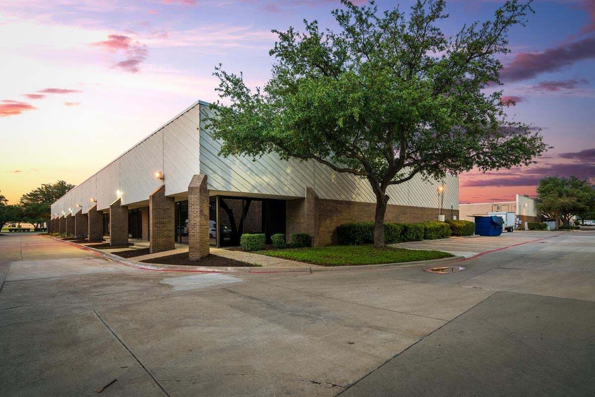 1313 Valwood Pky, Carrollton, TX à louer Photo de l’immeuble– Image 1 sur 11