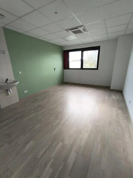 244 Rue Du Point Du Jour, Saint-Denis-lès-Bourg à louer - Photo de l’immeuble – Image 3 sur 5