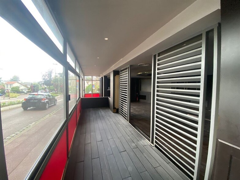 Local commercial dans Sceaux à louer - Hall d’entrée – Image 3 sur 9