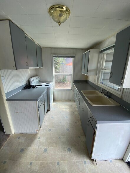 1625 12th St SE, Salem, OR à vendre - Photo de l’immeuble – Image 3 sur 36