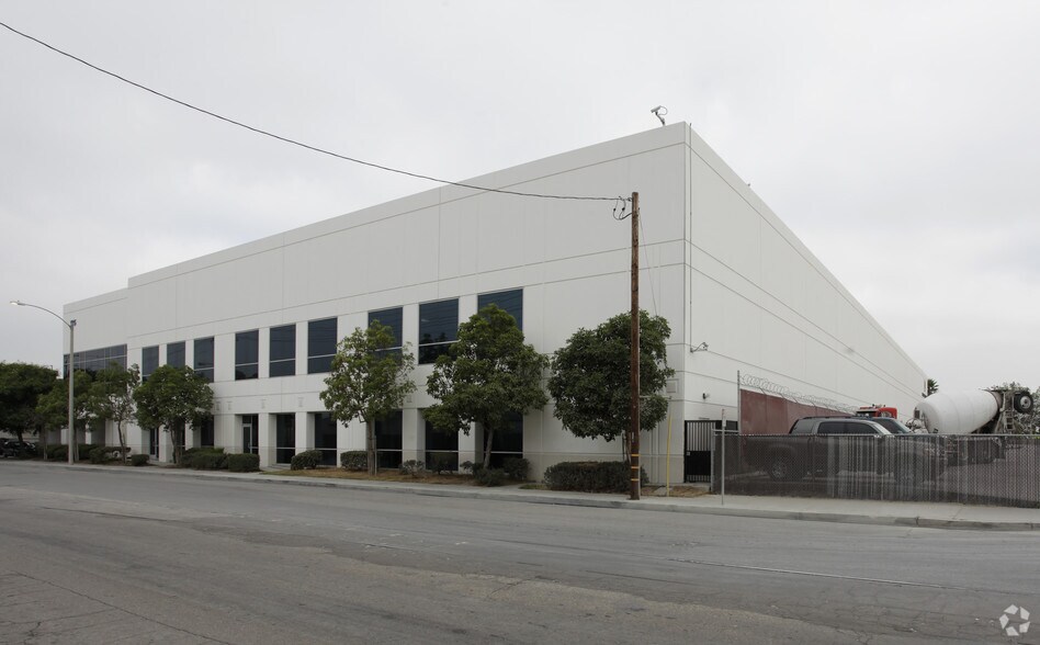 125 E Commercial St, Anaheim, CA à vendre - Photo de l’immeuble – Image 2 sur 2
