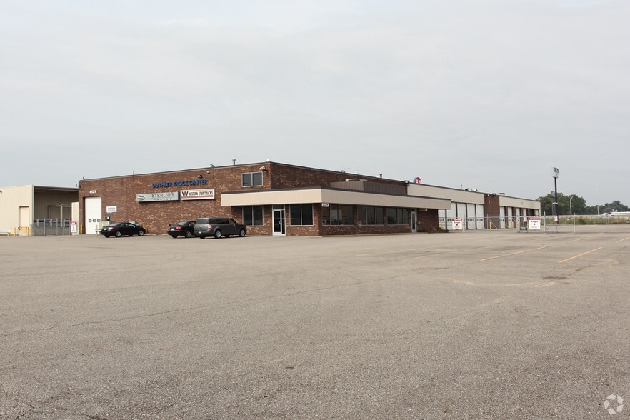 4525 Clay Ave SW, Grand Rapids, MI à louer - Photo principale – Image 1 sur 4