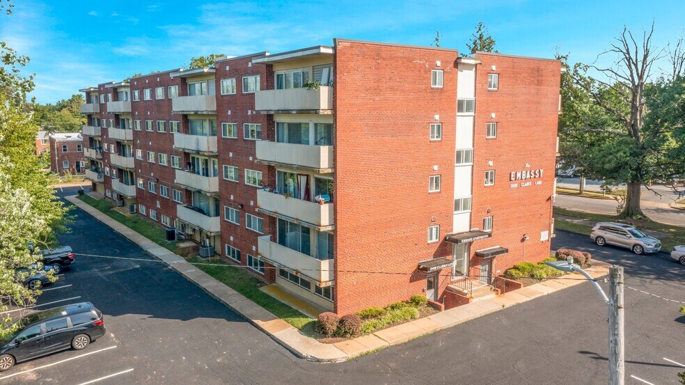 3809 Clarks Ln, Baltimore, MD à vendre - Photo de l’immeuble – Image 2 sur 55