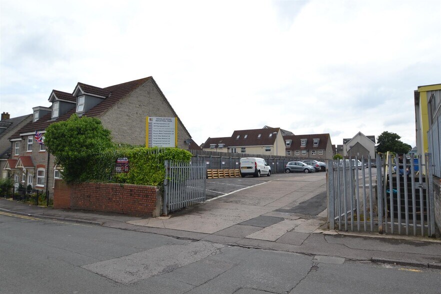 Douglas Rd, Kingswood à louer - Photo de l’immeuble – Image 3 sur 5