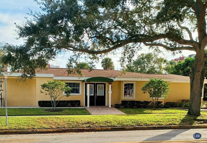 601 E Strawbridge Ave, Melbourne, FL à louer - Photo de l’immeuble – Image 1 sur 7