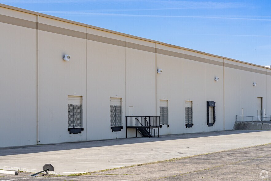 8505 W Doe Ave, Visalia, CA à louer - Photo de l’immeuble – Image 3 sur 12