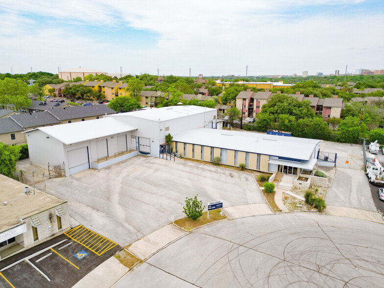5423 Jackwood Dr, San Antonio, TX à louer - Photo de l’immeuble – Image 1 sur 18
