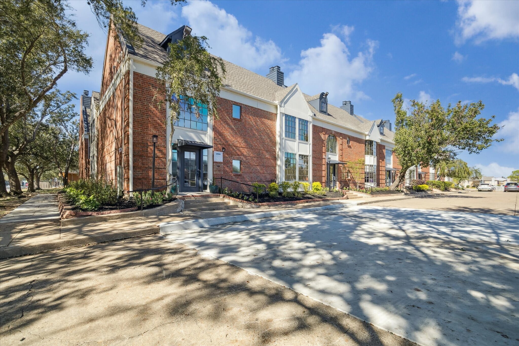 16815 Royal Crest Dr, Houston, TX à louer Photo principale– Image 1 sur 16