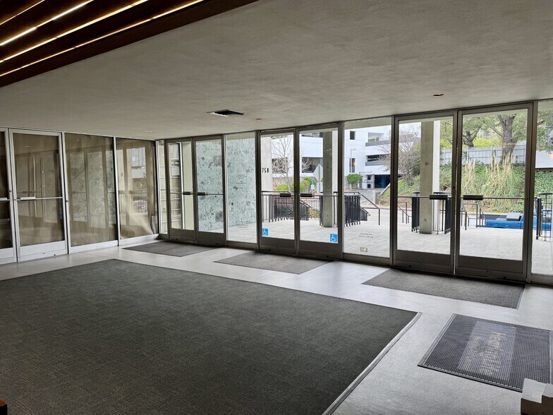 750 Las Gallinas Ave, San Rafael, CA à louer - Photo de l’immeuble – Image 3 sur 4