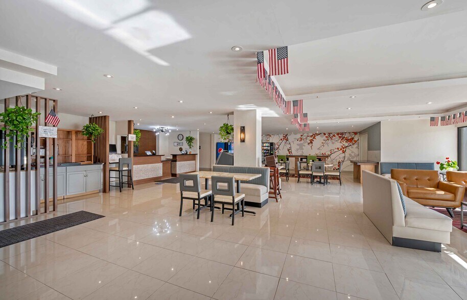 3185 S Dirksen Pkwy, Springfield, IL à vendre - Hall d’entrée – Image 2 sur 30