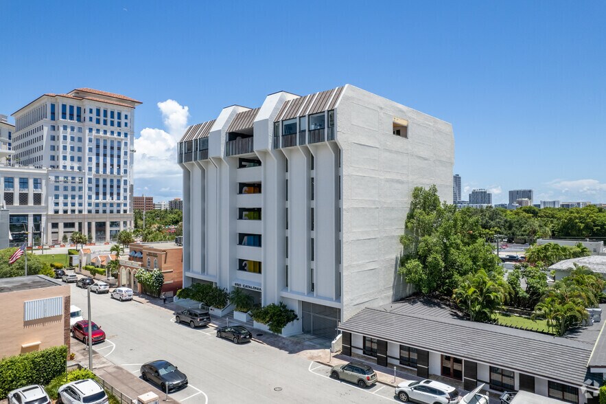 250 Catalonia Ave, Coral Gables, FL à louer - Photo de l’immeuble – Image 1 sur 29