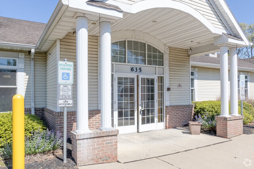 635 Cranbury Rd, East Brunswick, NJ à louer - Photo de l’immeuble – Image 2 sur 4