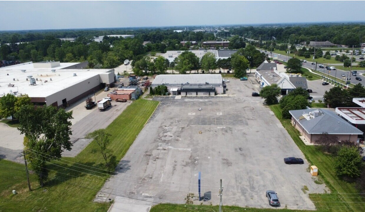 N 44937 Groesbeck Hwy, Clinton Township, MI à vendre Photo de l’immeuble– Image 1 sur 2