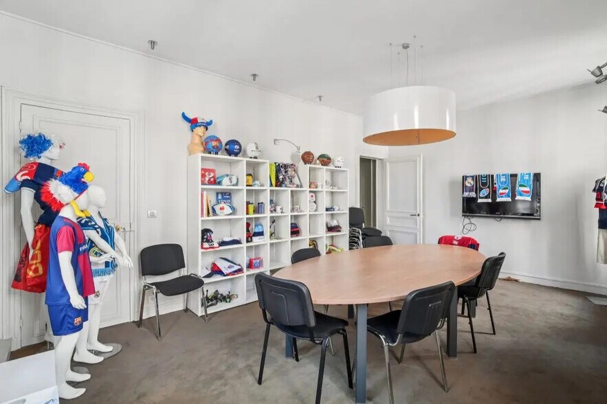 11 Rue Chateaubriand, Paris à louer - Photo de l’immeuble – Image 2 sur 6