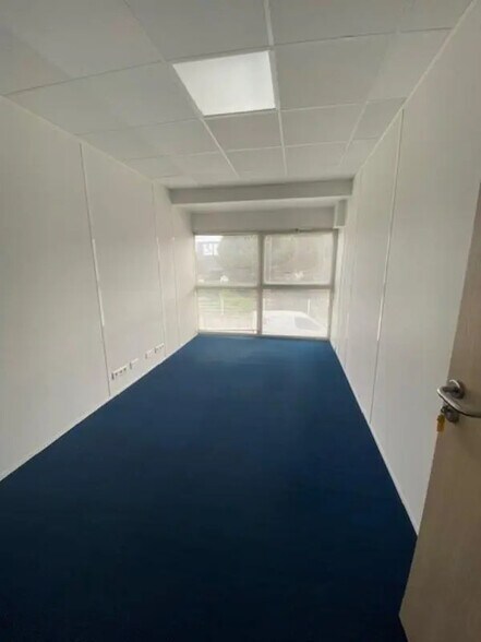 Bureau dans Villeneuve-Loubet à louer - Photo de l’immeuble – Image 2 sur 14