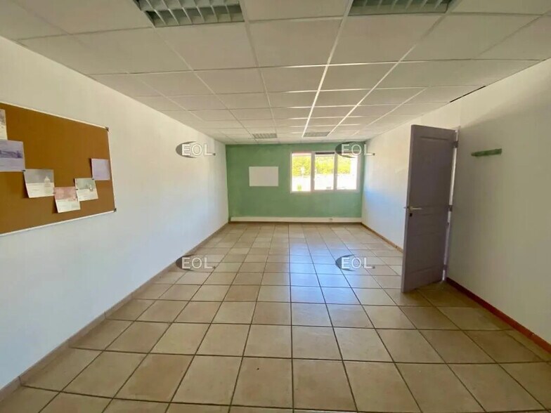Local d’activités dans La Ciotat à louer - Photo de l’immeuble – Image 3 sur 8